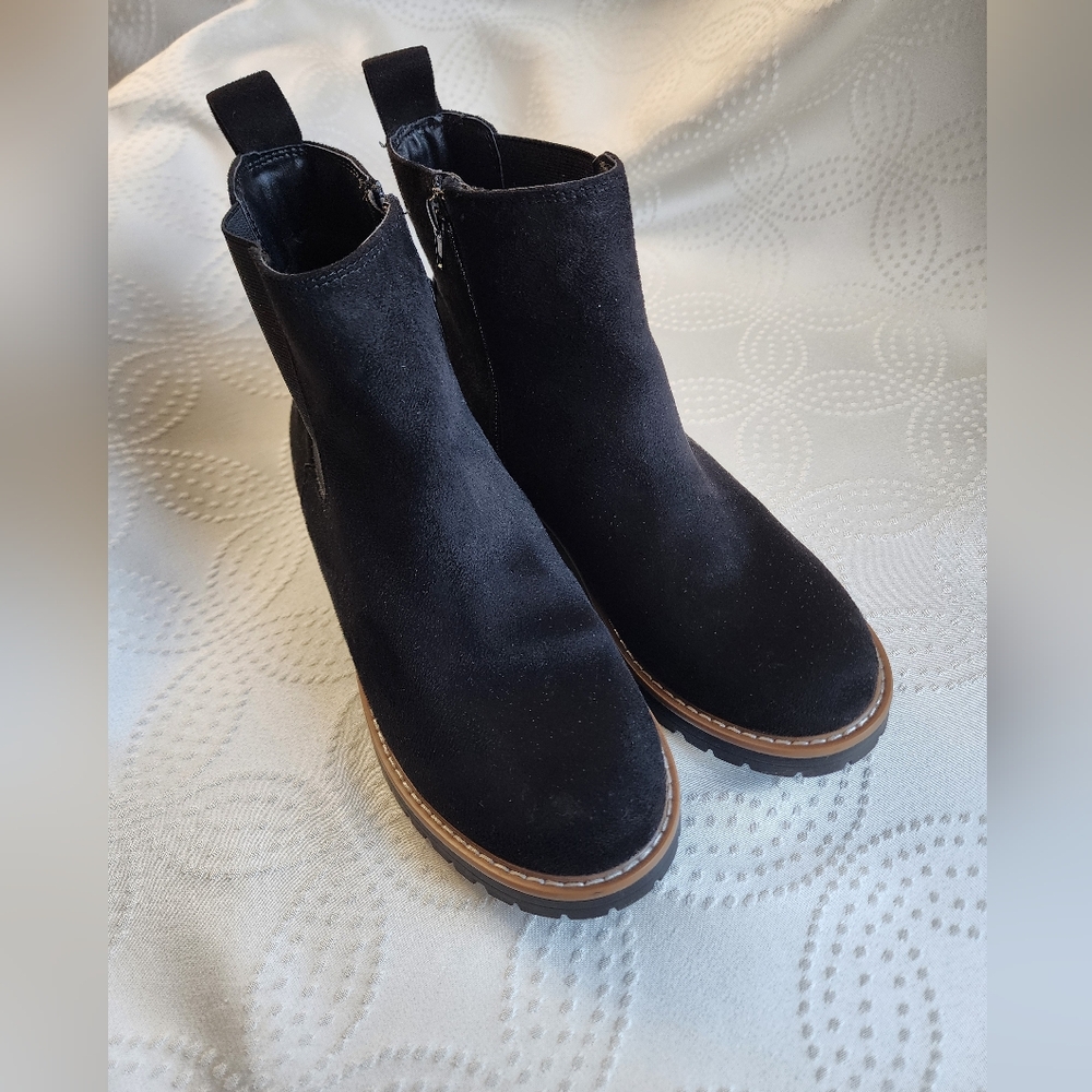 Kensie Black Suede Lug Sole Chelsea Booties Dark Academia Grunge Size 8M